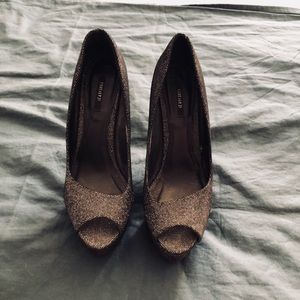 Sparkling peep toe heels 👠